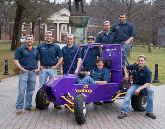 Group of 学生 with the Baja Car